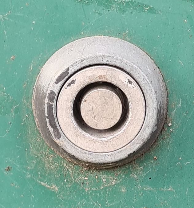 Close up photograph of a keyhole on an Virgin Media cabinet that takes a conventional round key